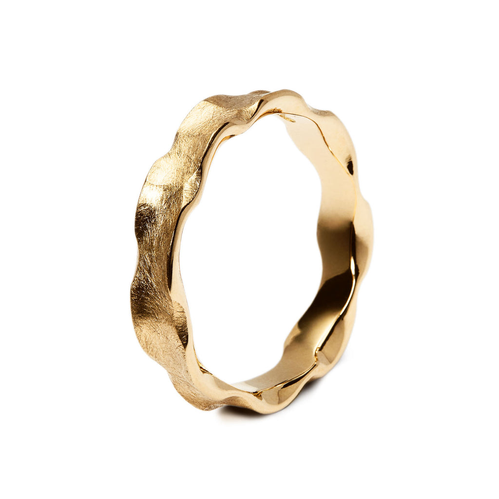 Organic shapes in the Hauru ring made in 18K yellow gold. Design by goldsmith Anu Kaartinen.
