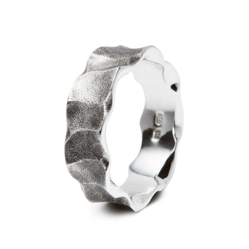 Organic shapes in the Hauru ring made in 925 silver. Design by Anu Kaartinen.