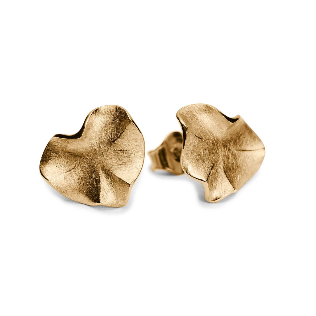 Organic shapes in the Hauru stud earrings made in 18K yellow gold, design by Anu Kaartinen.