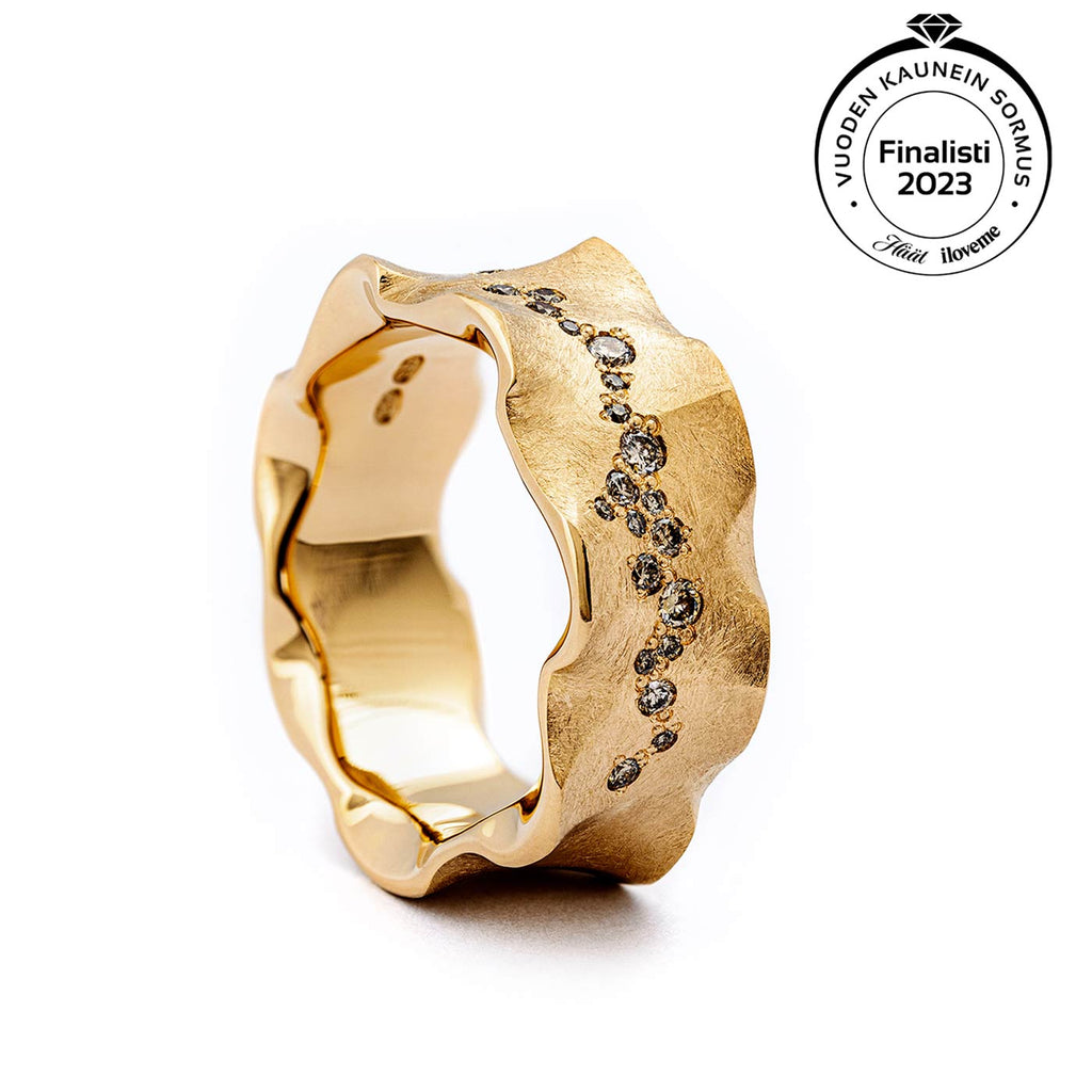 Organic shapes in the golden Hauru diamond ring by goldsmith Anu Kaartinen. Hauru ring was chosen as a finalist in the Most Beautiful Ring of the Year 2023 competition.