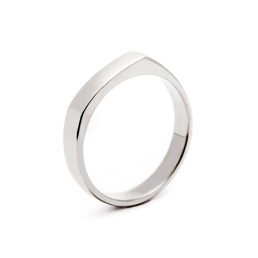 4mm wide Kero ring in 18K white gold on a white background. Design by Jussi Louesalmi, Au3 Goldsmiths.