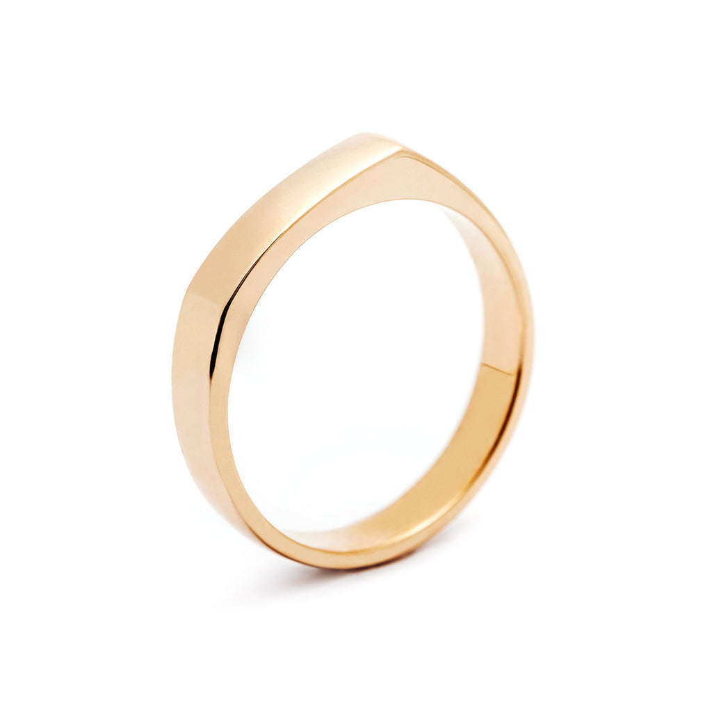 4mm wide Kero ring in 18K yellow gold on a white background. Design by Jussi Louesalmi, Au3 Goldsmiths.