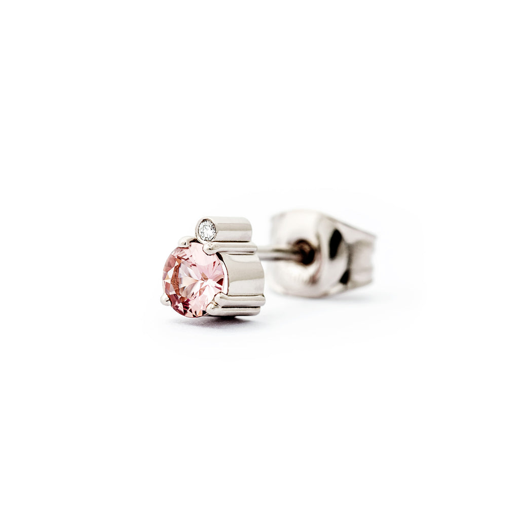 A single Keto Meadow earring with one pink sapphire and one white tw/vs diamond, design by Jussi Louesalmi, Au3 Goldsmiths