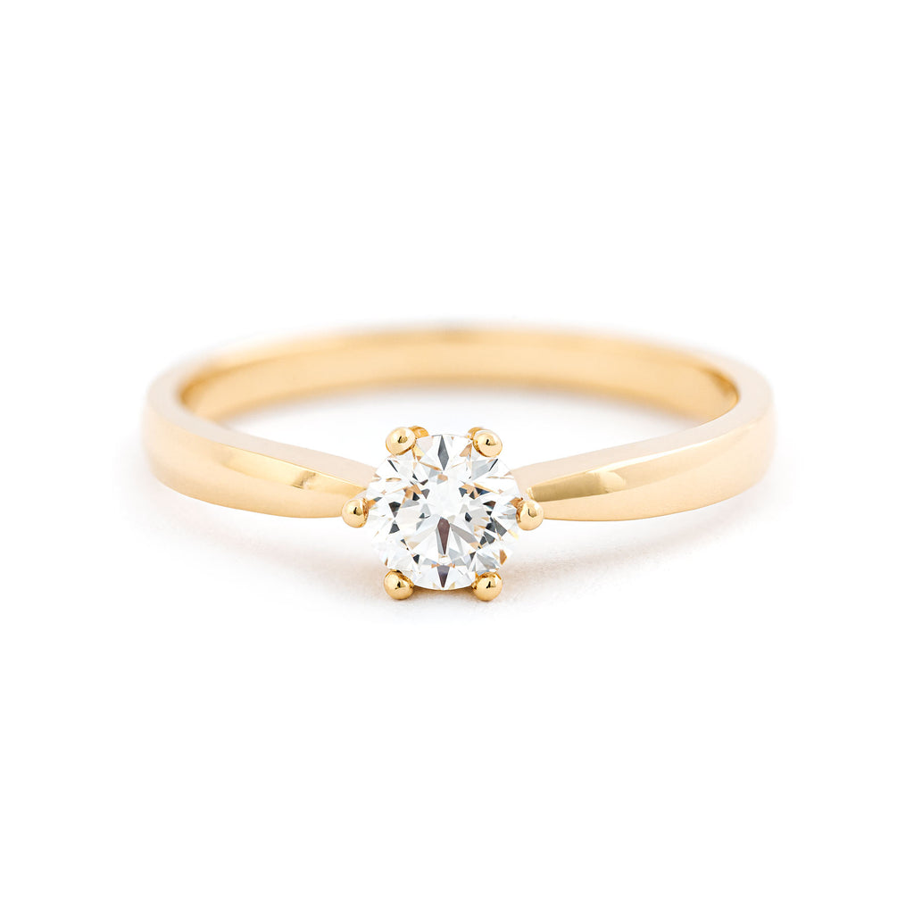 A solitaire Keto Meadow ring in 18K yellow gold with one white tw/vs diamond. Design by Jussi Louesalmi.