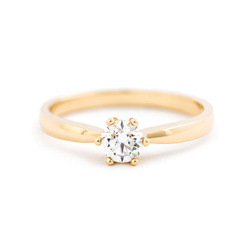 A solitaire Keto Meadow ring in 18K yellow gold with one white tw/vs diamond. Design by Jussi Louesalmi.