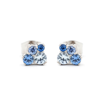 A pair of Keto Meadow studd earrings in 18K white gold with different size blue sapphires. Design by Jussi Louesalmi, Au3 Goldsmiths.
