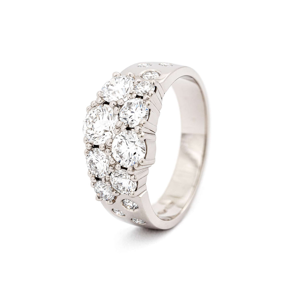 Sparkling 0.5 carat white diamond with smaller diamonds in the Keto Meadow narrowing ring made in 18K white gold. Design by goldsmith Jussi Louesalmi, Au3 Goldsmiths.