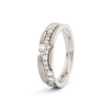 Narrowing Kymi Ravine ring in 18K white gold with different size white diamonds, design by Tero Hannonen, Au3 Goldsmiths.