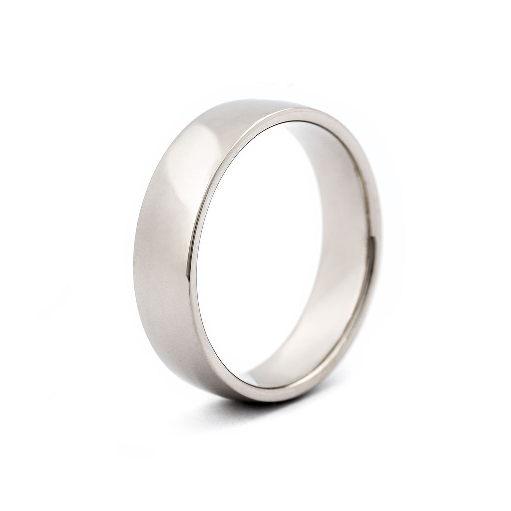 Smooth surfaced men's ring with round edge. Au3 Goldsmiths.