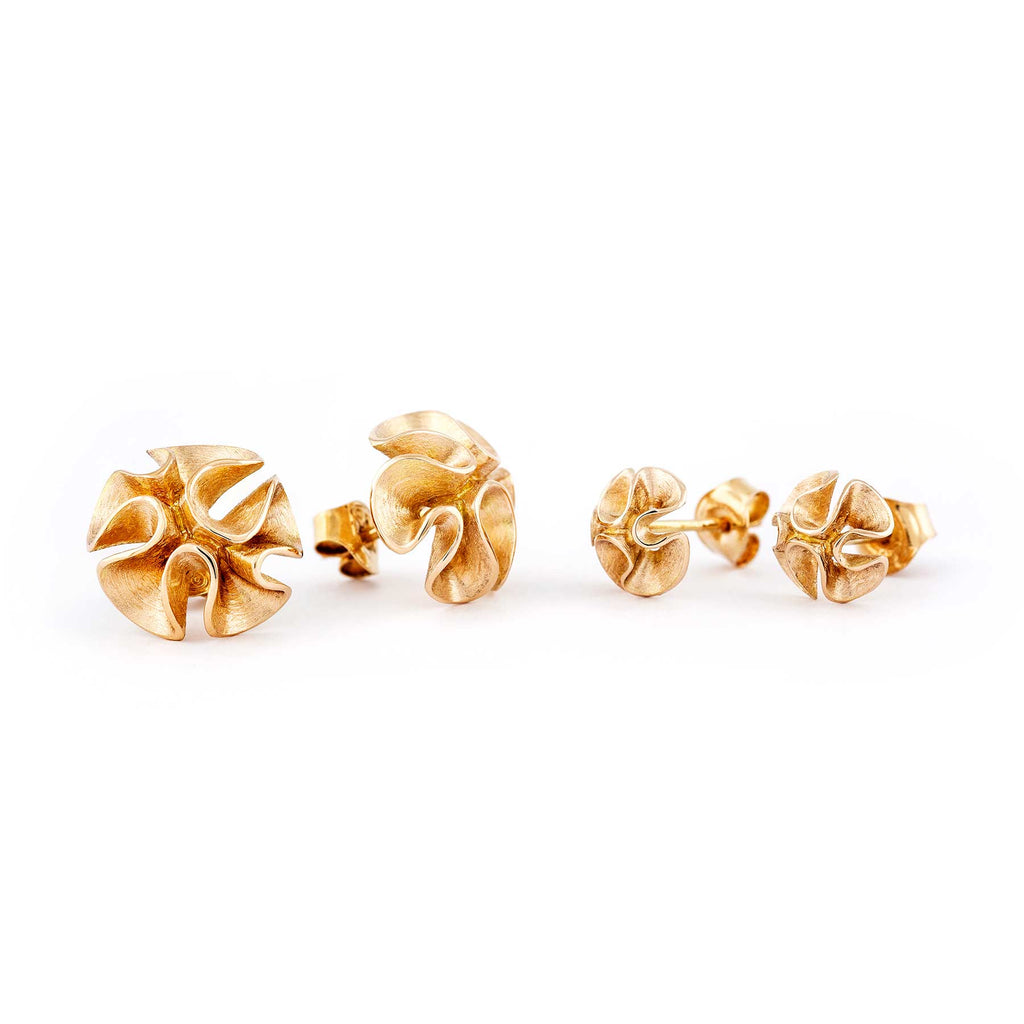 Wavy Dione stud earringsin two different sizes, large and small, design Anu Kaartinen, Au3 Goldsmiths