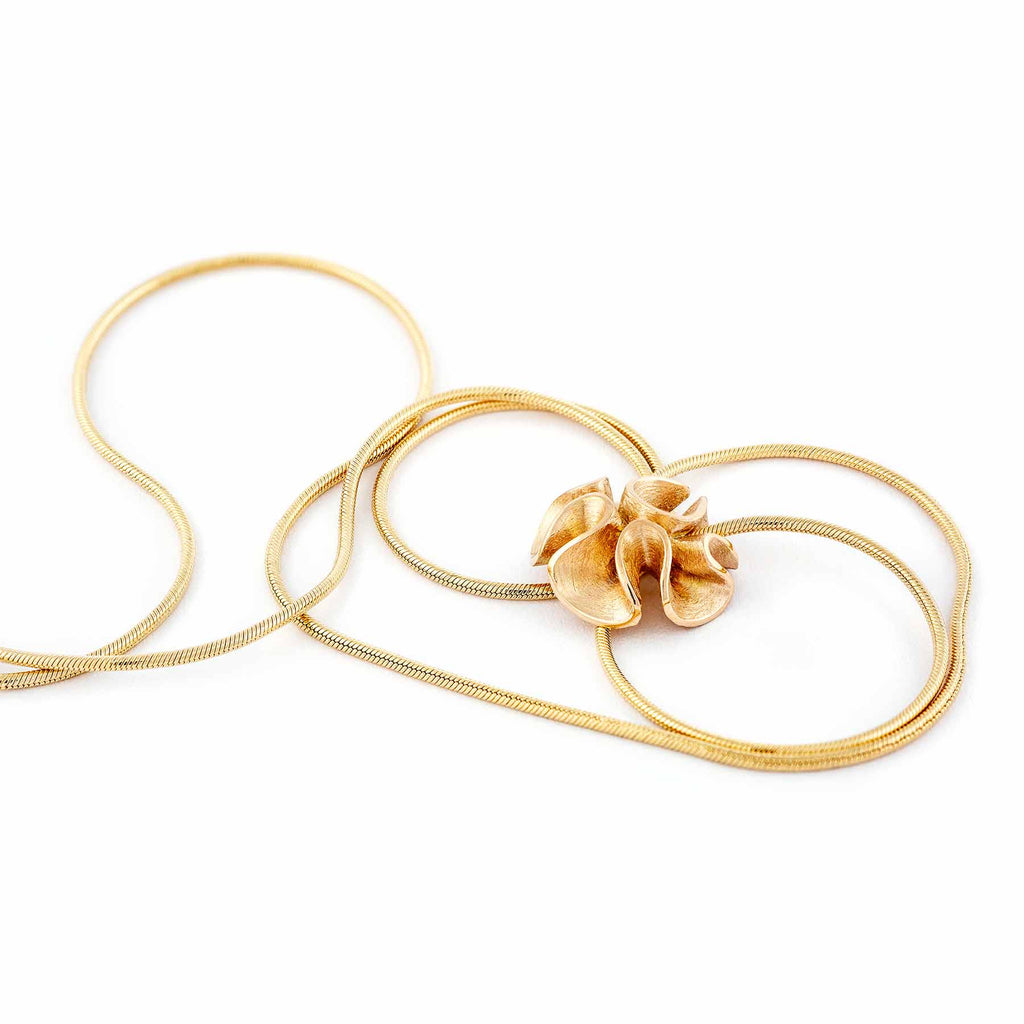 Wavy Dione gold necklace in a chain, design by Anu Kaartinen, Au3 Goldsmiths