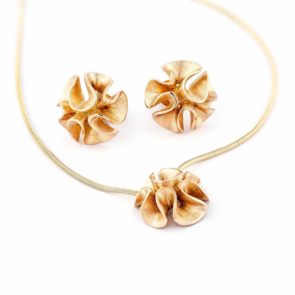 Wavy Dione necklace and a pair of stud earrings, made in 750 yellow gold, design by Anu Kaartinen, Au3 Goldsmiths