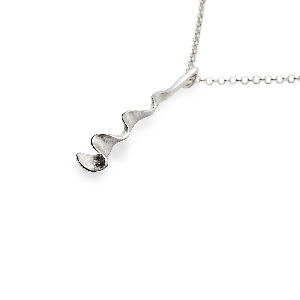 Wavy Dione pendant in a chain, photo from a side, design Anu Kaartinen, Au3 Goldsmiths
