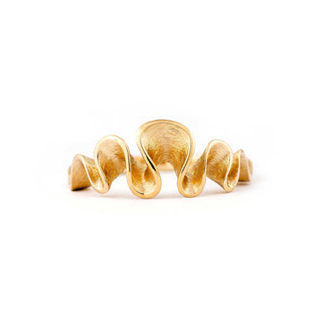 Wavy Dione ring in 750 yellow gold, design Anu Kaartinen, Au3 Goldsmiths