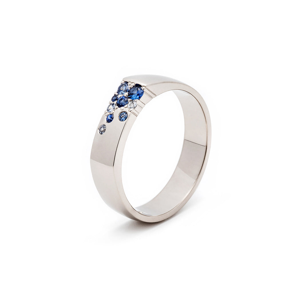 Scandinavian design ring Kero in 750 white gold, with blue sapphires, design Jussi Louesalmi, Au3 Goldsmiths