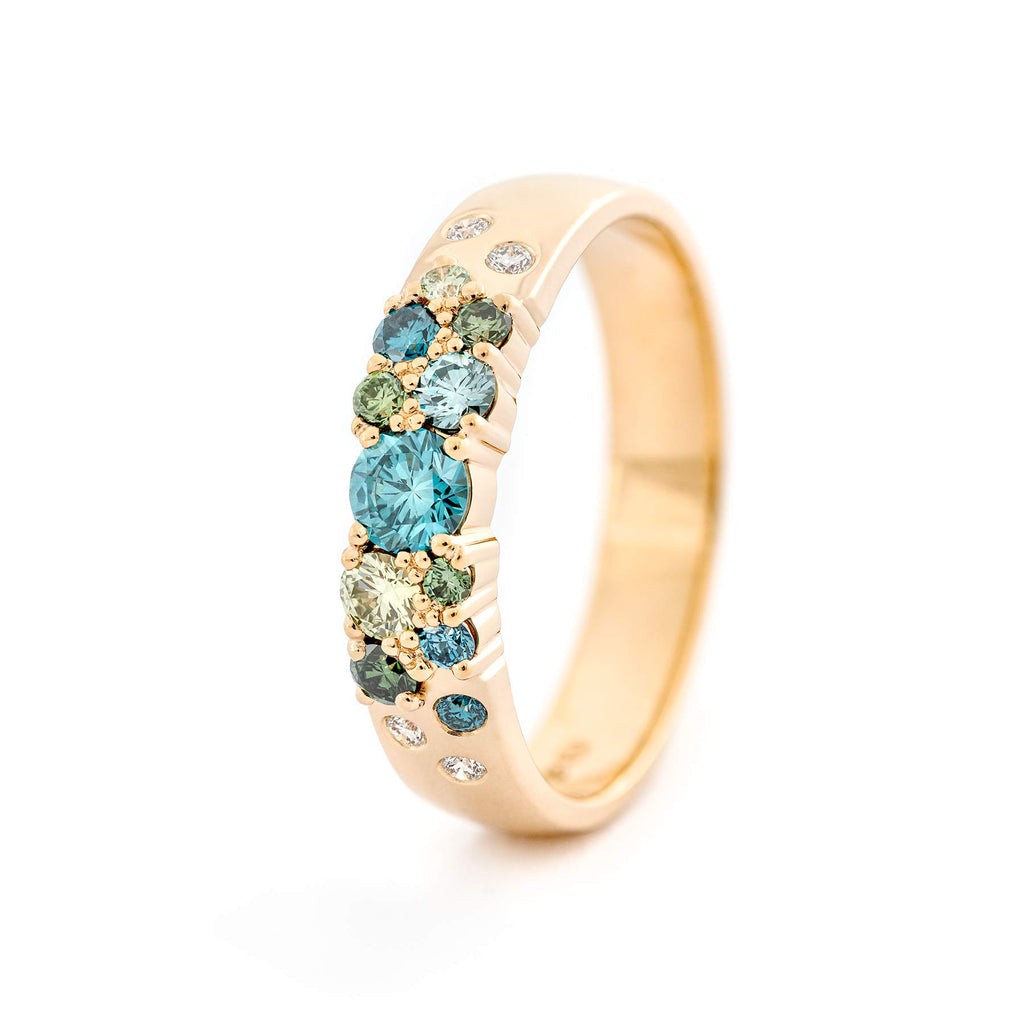 Keto Meadow 4mm wide ring in 750 yellow gold, with turquoise and green diamonds and white tw/vs diamonds. Design by Jussi Louesalmi, Au3 Goldsmiths.