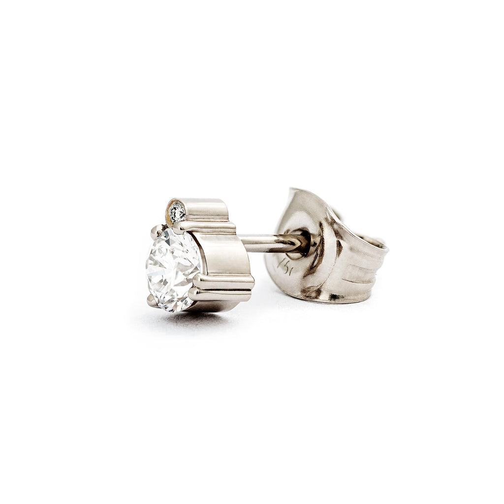 Keto Meadow stud earring with one big and one small white tw/vs diamond. Design by Jussi Loueslmi, Au3 Goldsmiths