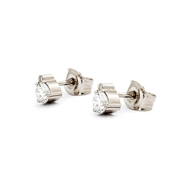 A pair of Keto Meadow stud earrings with one big and one small white tw/vs diamond. Design by Jussi Loueslmi, Au3 Goldsmiths