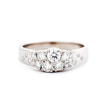 Asymmetrically placed white diamonds in the Keto Meadow narrowing ring. Design by Jussi Louesalmi, Au3 Goldsmiths.