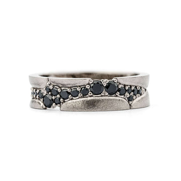 A stream of different size black diamonds in the Kymi ring. Design by Tero Hannonen, Au3 Goldsmiths.