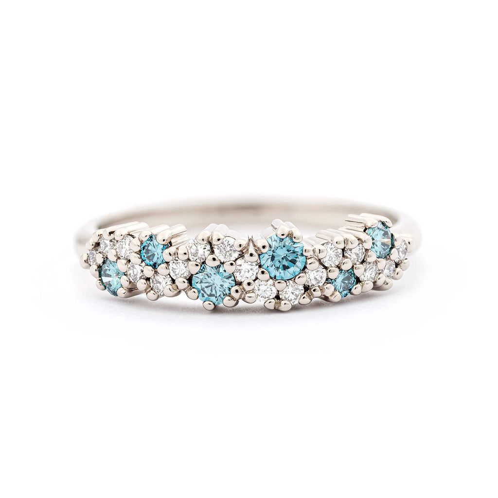 Blue and white diamonds in this rich MyWay ring by goldsmith Jussi Louesalmi, Au3 Goldsmiths