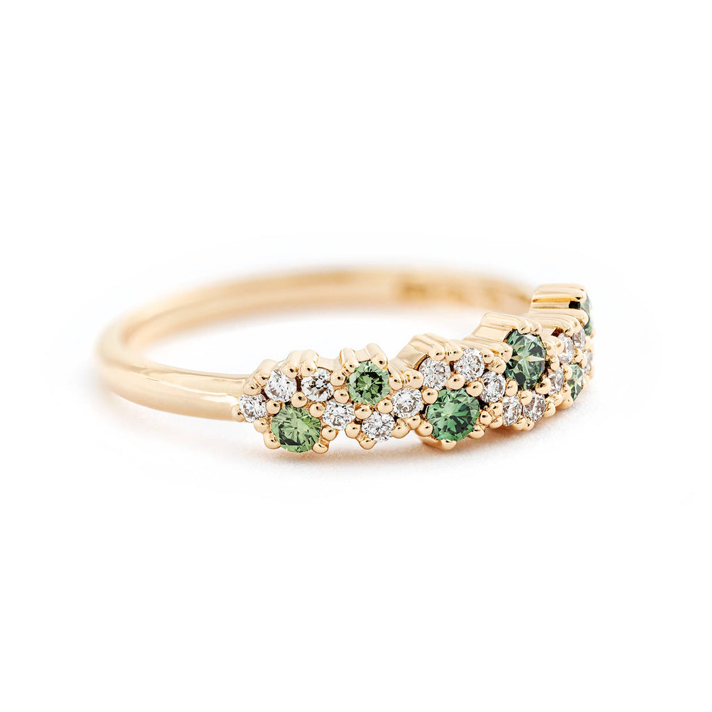 MyWay ring in 750 yellow gold. A wavy stream of white diamonds, in between larger Apple Green diamonds. Designer Jussi Louesalmi, Au3 Goldsmiths.