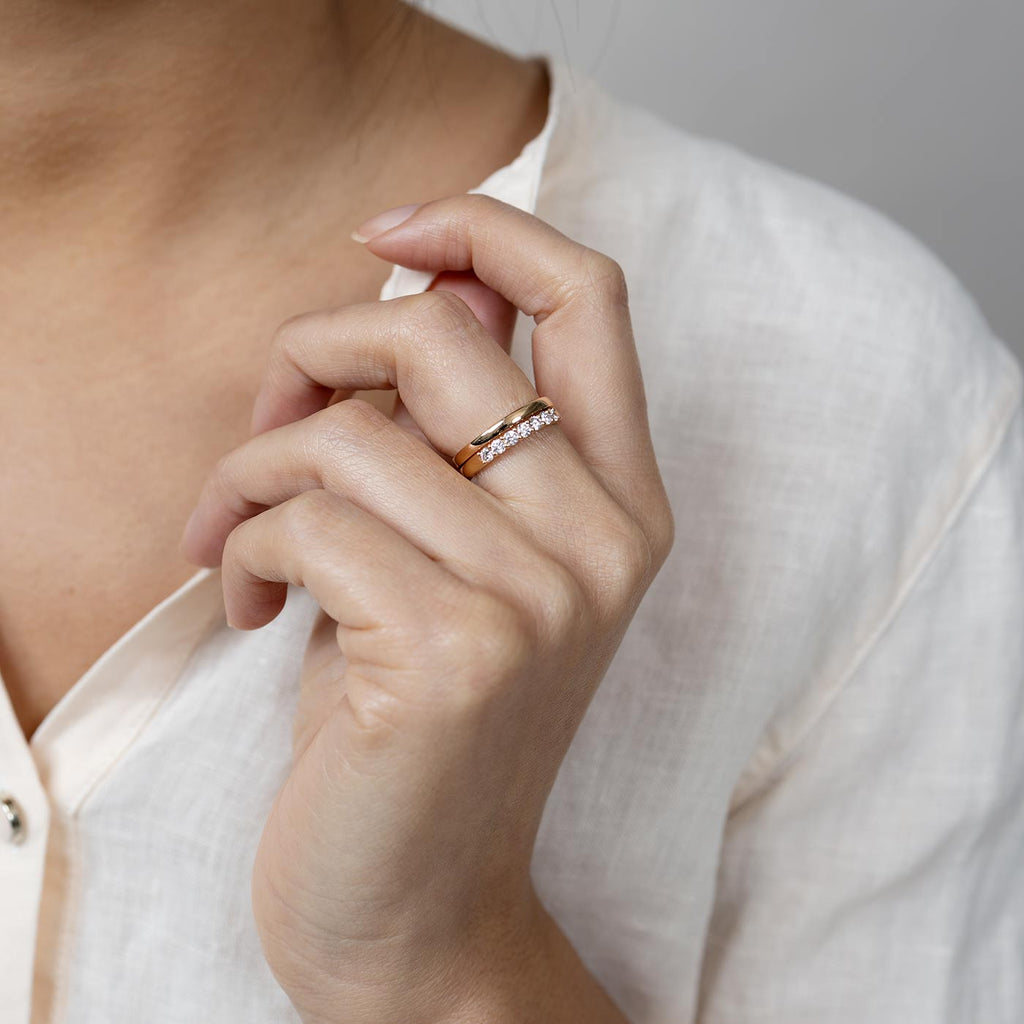 Model wearing a combination of two Raita rings, both 2,5mm wide. Other one with diamonds, the other one without gems. Design by Jussi Louesalmi, Au3 Goldsmiths